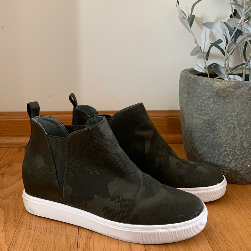 EUC Steve Madden Cayden High Platform Sneakers in Camo Print